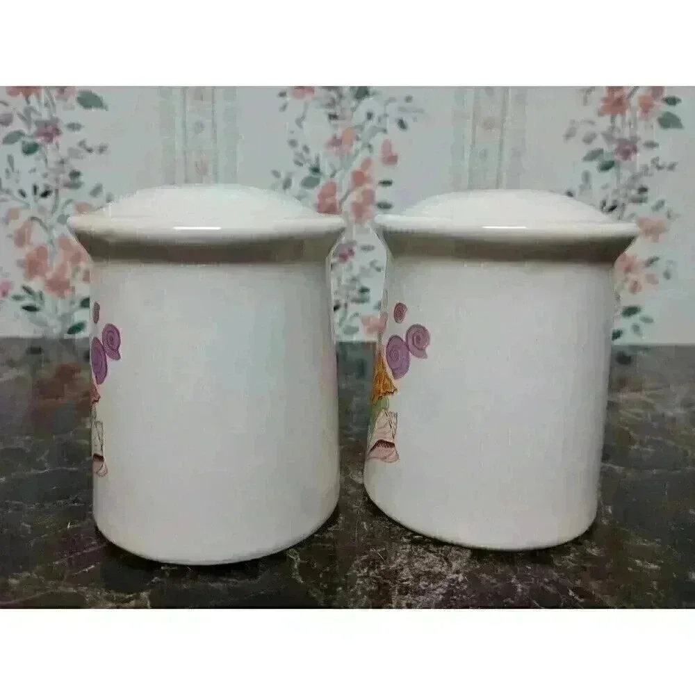 VTG ST CROIX SOUVENIR SALT AND PEPPER SHAKERS  WHITE SEA SHELLS COLLECTABLE